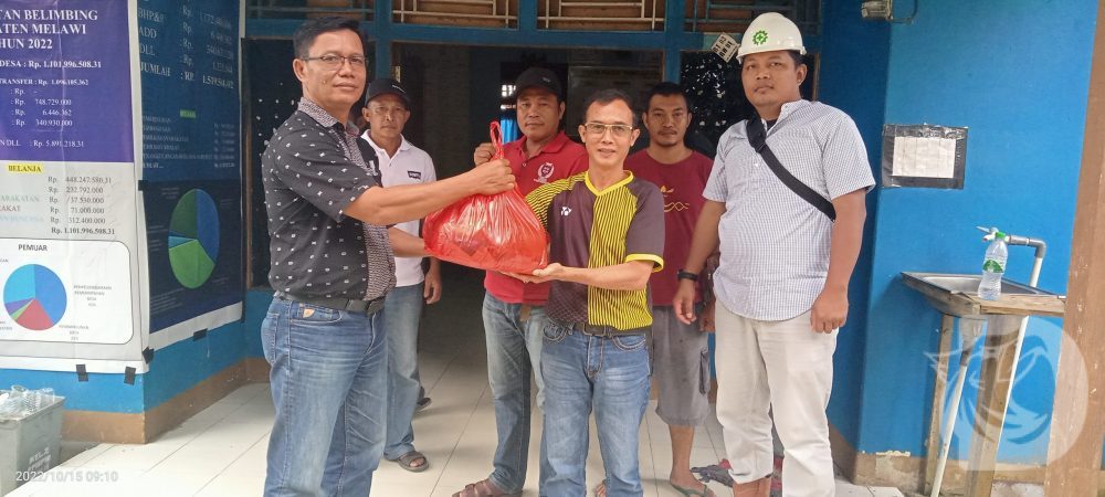 Penyerahan bantuan sembako secara simbolis oleh perwakilan PT SIP, Romualdus Amasno dan diterima langsung Kepala Desa Pemuar Martinus di kantor Desa