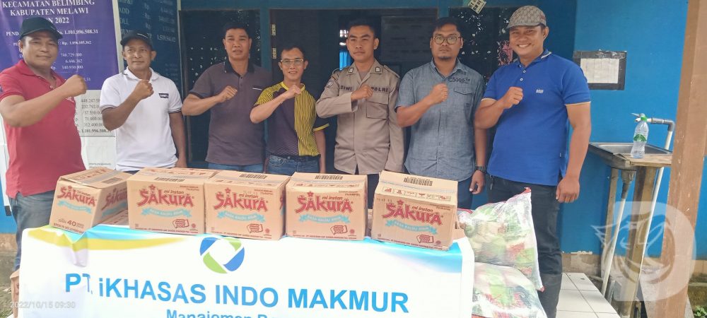 Poto bersama usai serahkan bantuan, PT Ikhasas Indo Makmur kembali menyalurkan bantuan berupa paket sembako kepada warga terdampak melalui Kepala Desa Pemuar