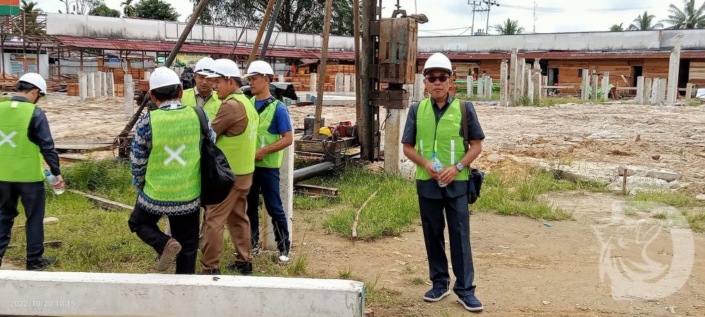 Ketua Komisi II Dewan Perwakilan Rakyat Daerah (DPRD) Melawi, Joni Yusman bersama sekretaris, Ardeni dan didampingi Antonius Anen, Supardi tinjau pembangunan Mesjid Kota Juang, Nanga Pinoh (Poto-DNID)