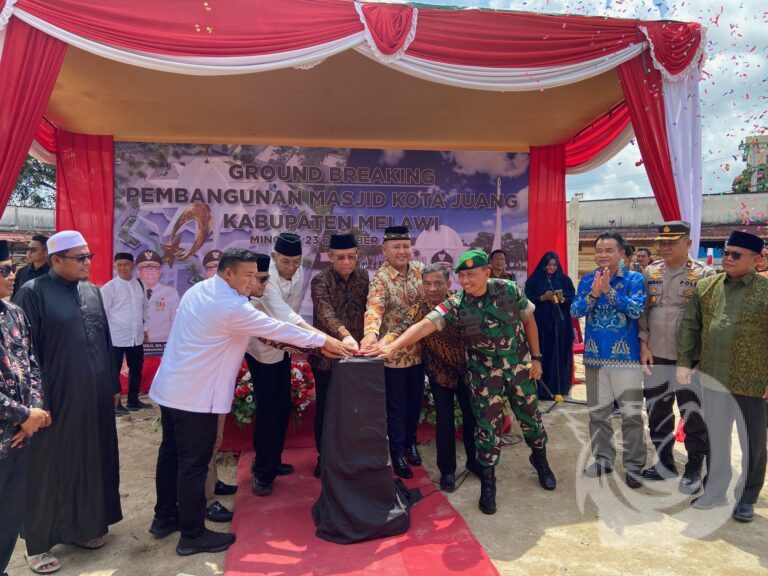 Kunker Gubernur Kalbar melakukan pemancangan tiang pertama pembangunan Masjid Agung Kota Juang (Poto/Ist)