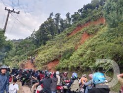 Tanah Longsor Tutup Jalan Trans Sulawesi Penghubung Kota Palopo – Toraja Utara