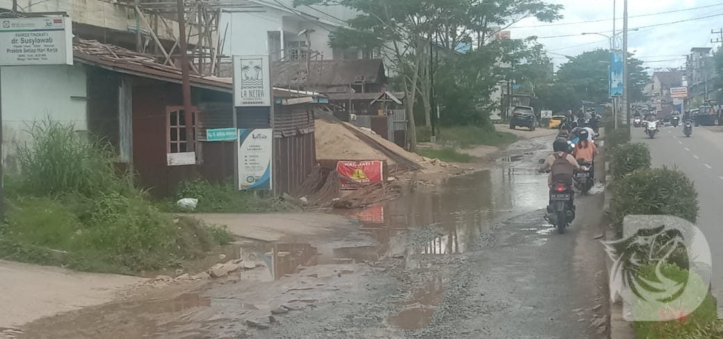 Jalan Nasional di Melawi Banjir dan Berlubang