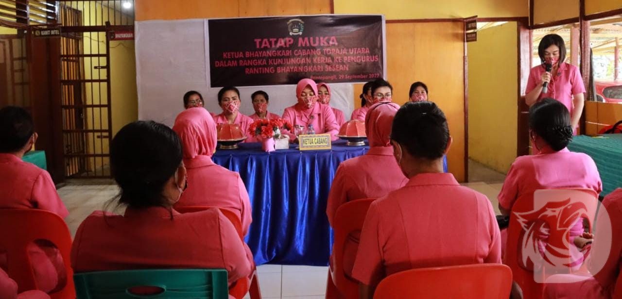 Ketua Cabang Bhayangkari Polres Toraja Utara Ny Endah Eko Suroso di hadapan pengurus dan anggota bhayangkari ranting