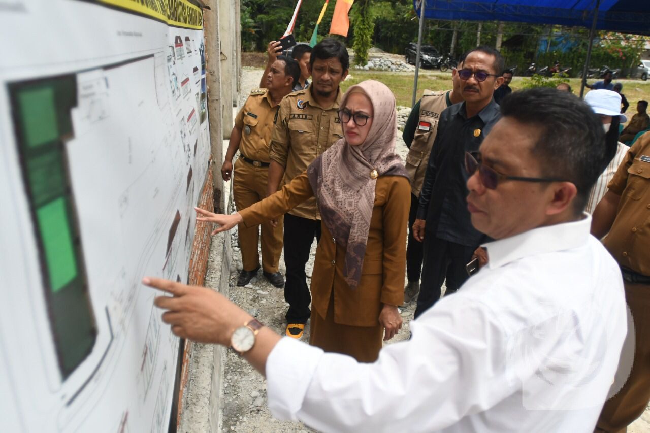 Pendeta Novel Pangemanan sedang memperlihatkan dan menjelaskan pembangunan Panti ODGJ di Rambakulu