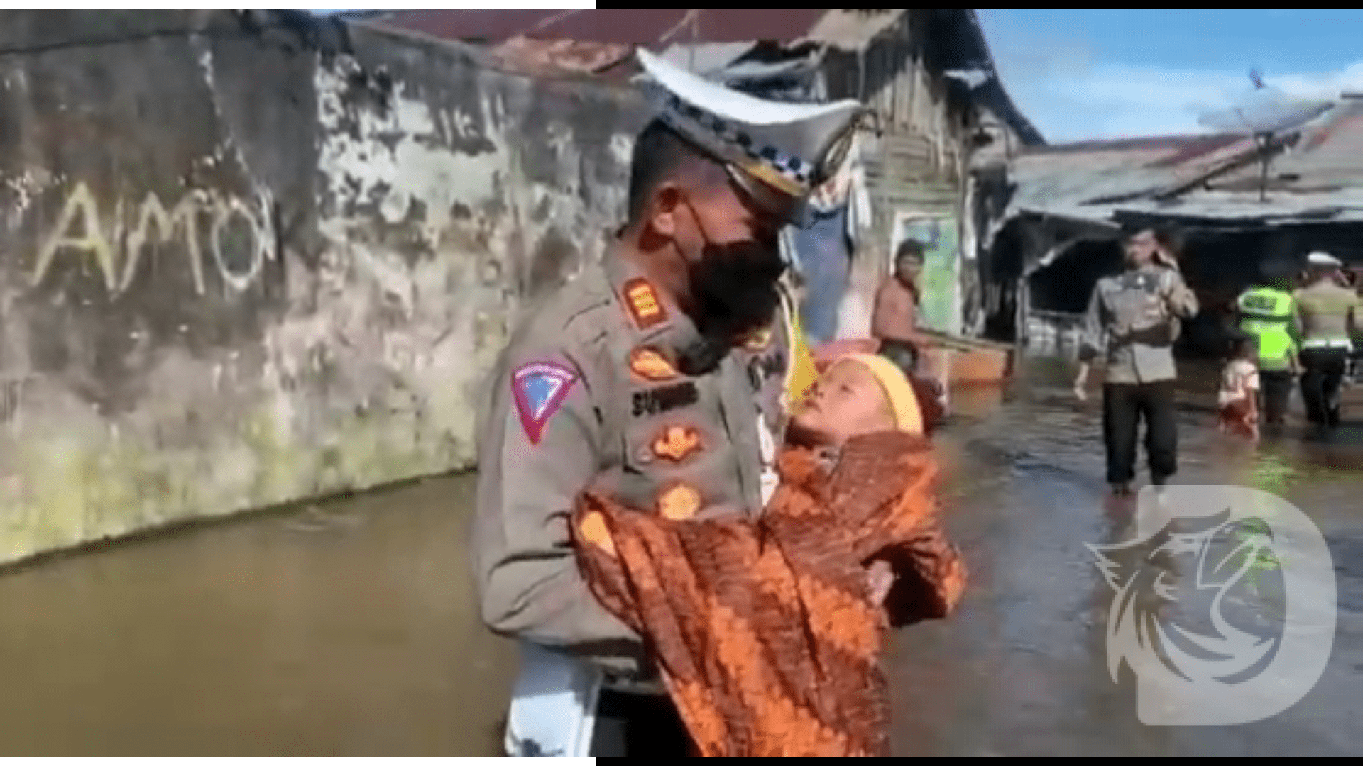 AKP Suwaris Kasat Lantas Singkawang saat menggendong Muhammad Aska Rafahtar, bayi yang sakit untuk dievakuasi ke Rumah Sakit.