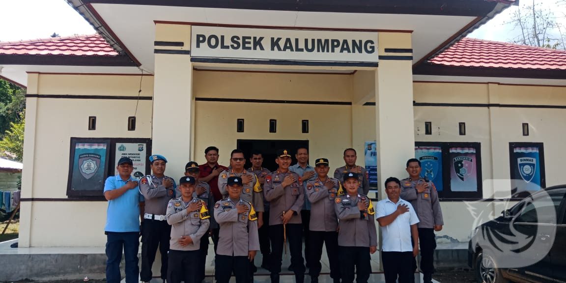 Rombongan Kapolda Sulbar dan Kapolresta Mamuju di Mapolsek Kalumpang