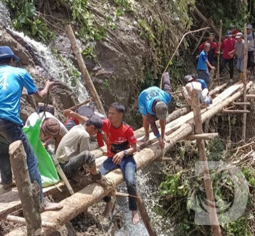 Foto : Tampak warga tiga Desa melaksanakan gotong royong bangun jembatan darurat 