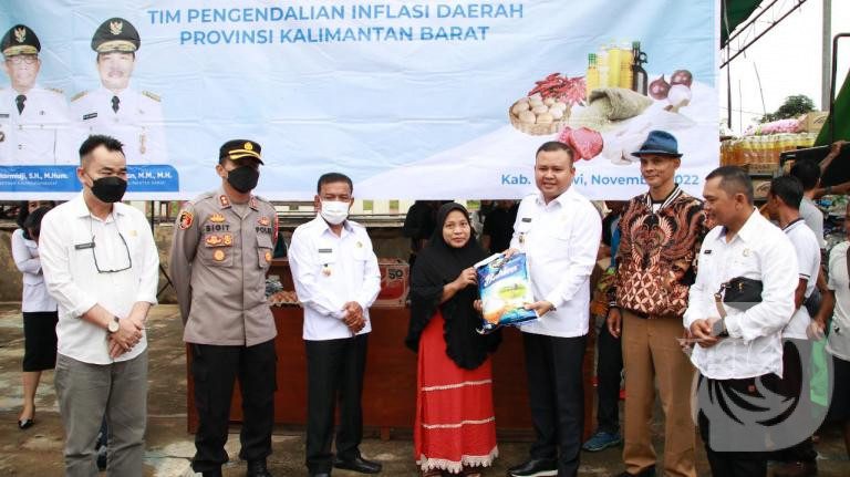 Kegiatan pasar murah ditinjau langsung oleh Bupati Melawi, H. Dadi Sunarya Usfa Yursa didampingi Kapolres AKBP Sigit Eliyanto Nurharjanto, bersama Wakil Bupati, Drs. Kluisen, Sekdakab, Drs. Paulus, Danramil Nanga Pinoh. (Foto : Humas/Ist)