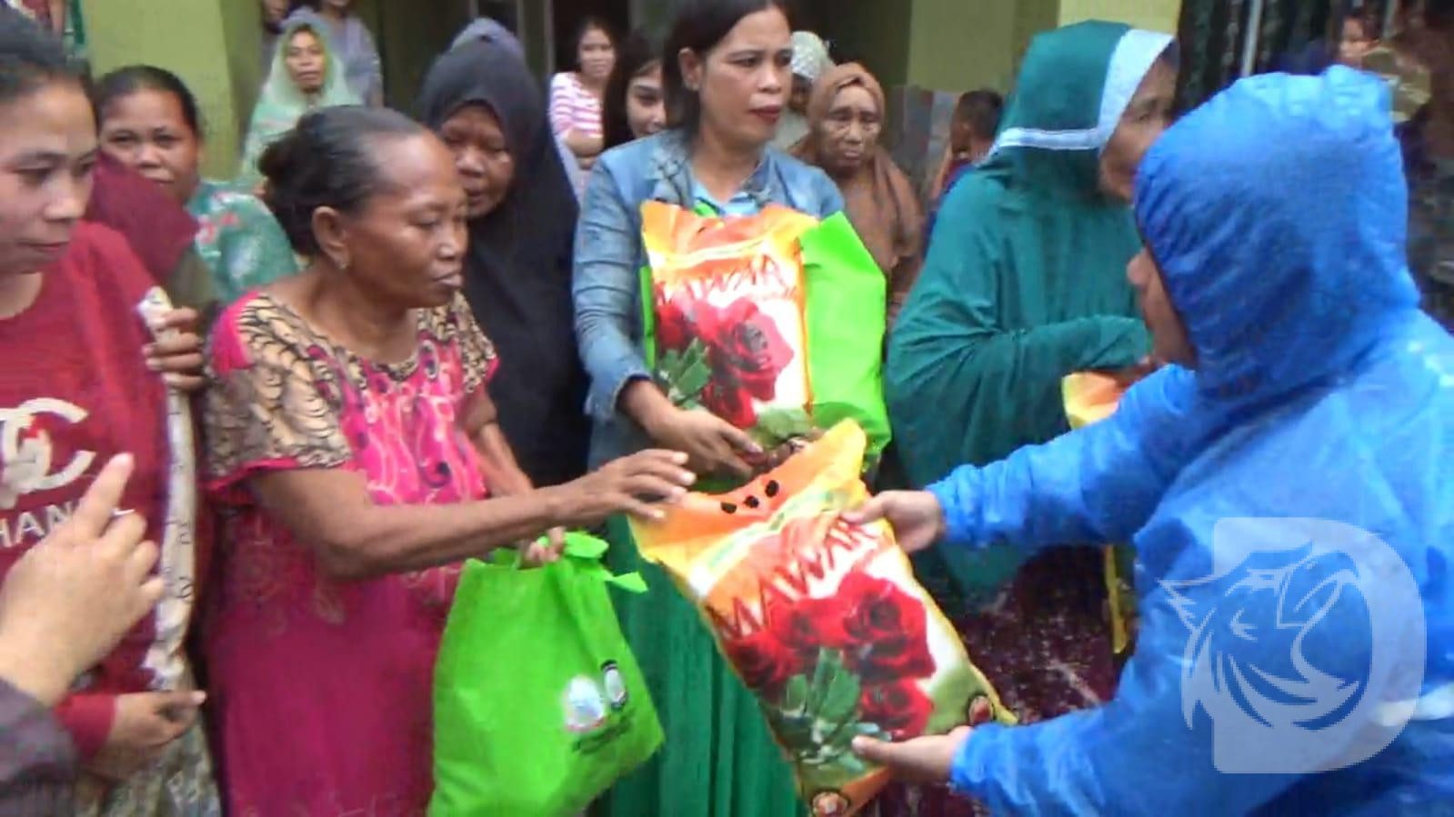 20 warga di Desa Galesong Baru, Kecamatan Galesong, Kabupaten Takalar, Sulawesi Selatan, terima bantuan sembako dari Gubernur Sulawesi Selatan melalui UPZ Pemprov Sulsel.