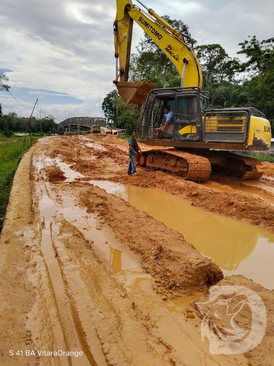 Alat UPJJ DPUPR Melawi di Jembatan Melawi II untuk Memperbaiki Jalan dari Jembatan Melawi II - Simpang Sungai Raya Kecamatan Pinoh Utara (dok/ist)