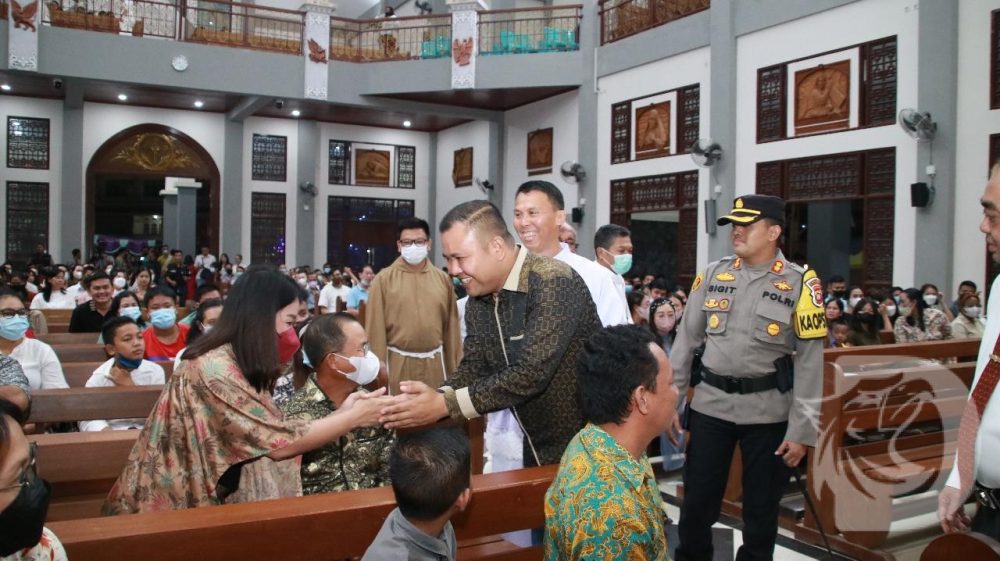 Bupati Melawi H Dadi Sunarya UY dan Kapolres Melawi AKBP Sigit Eliyanto Nurharjanto mengunjungi Gereja di Kota Nanga Pinoh untuk meninjau pelaksanaan ibadah malam Natal.(dok/ist)