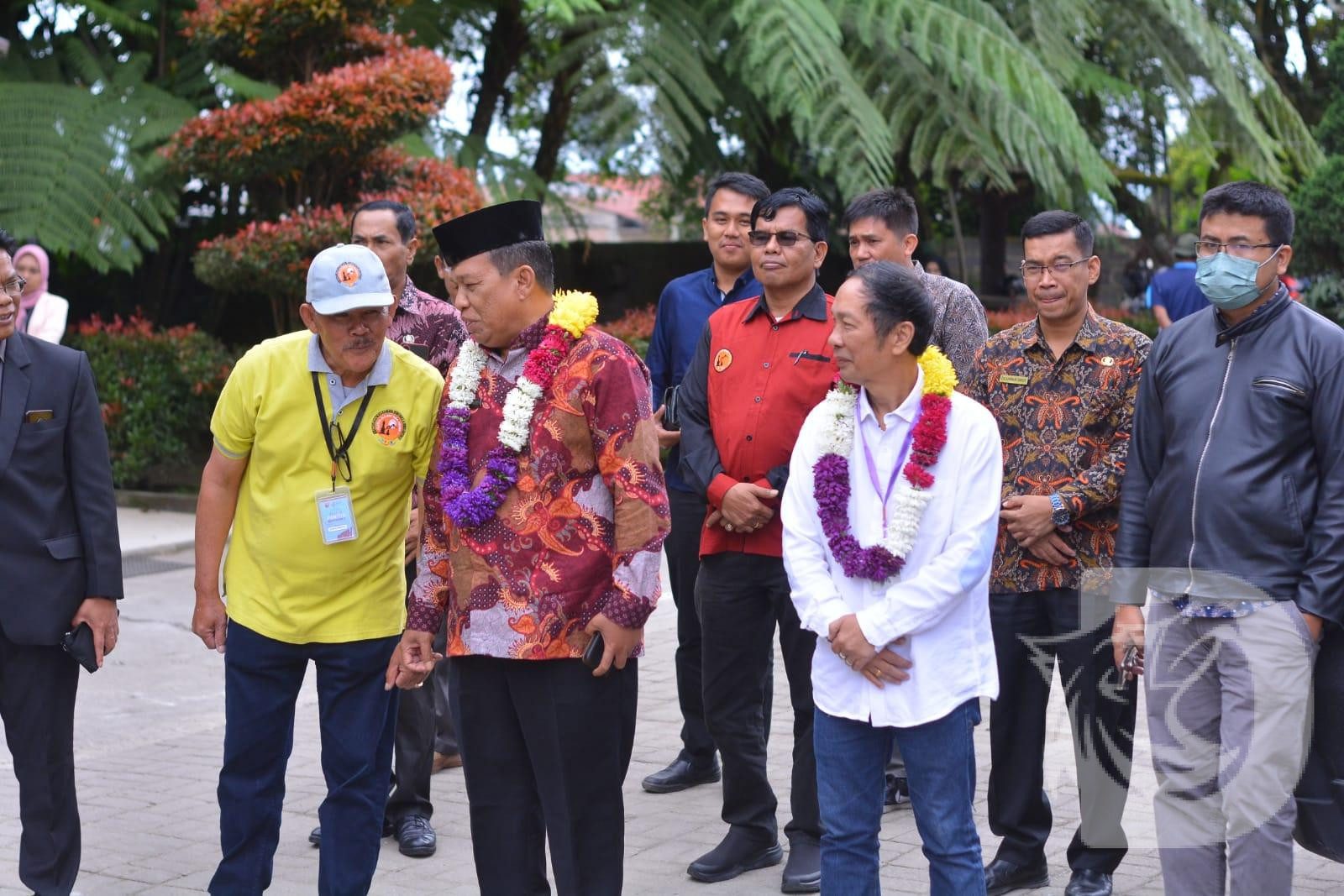 Ket foto :Kacabdis Kabanjahe Drs.Yeddi Efendi Sipayung,M.Pd saat berkunjung ke SMA negeri 1beratagi.