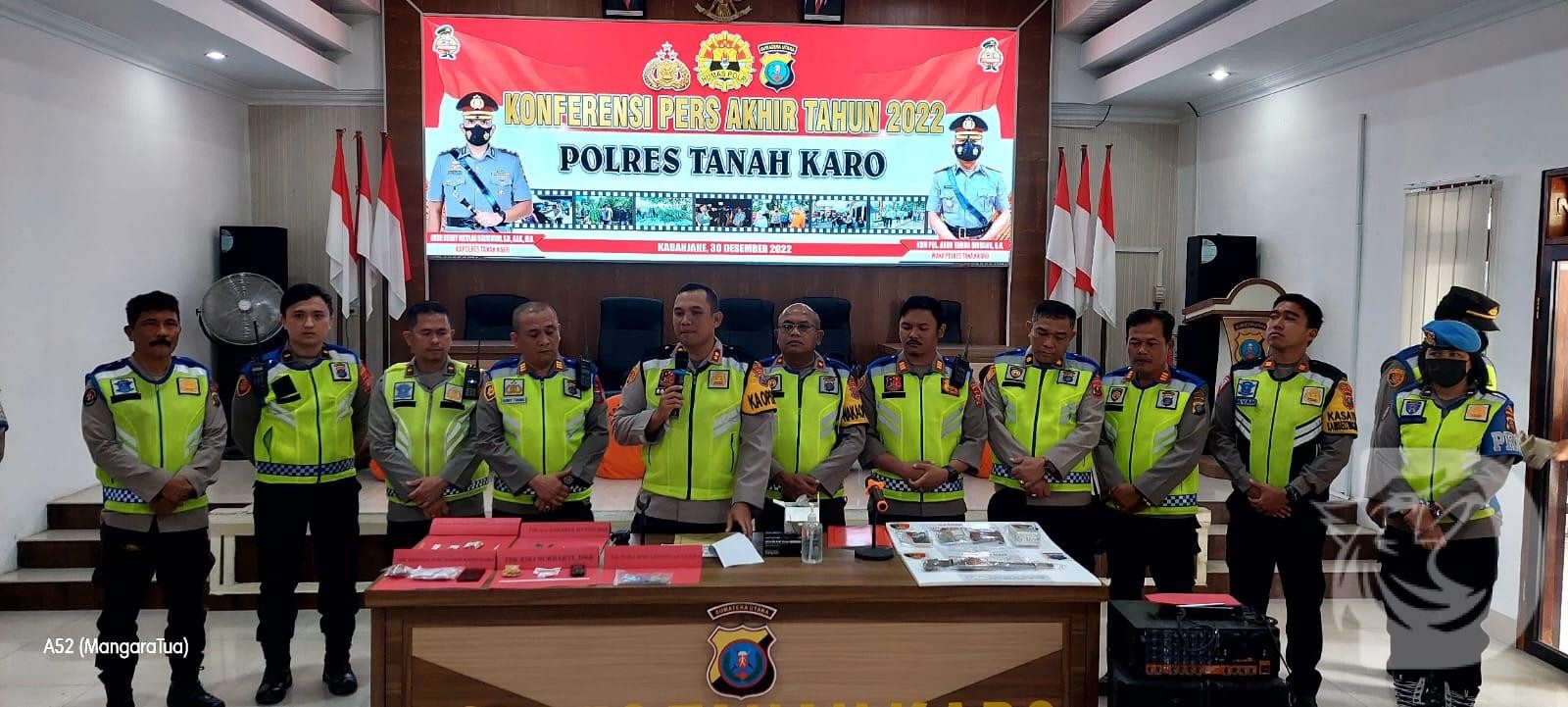 Ket foto : Polres Tanah Karo melaksanakan Konferensi Pers akhir Tahun untuk mempublikasikan capaian dan hasil kinerja selama tahun 2022 di Aula Purpur Sage Polres Tanah Karo.(ius)