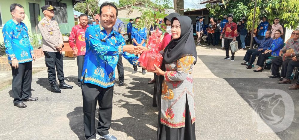 Kadistankan Melawi, Syaiful Khoir serahkan bibit tanaman buah kepada kelompok tani (Foto-DNID Media)