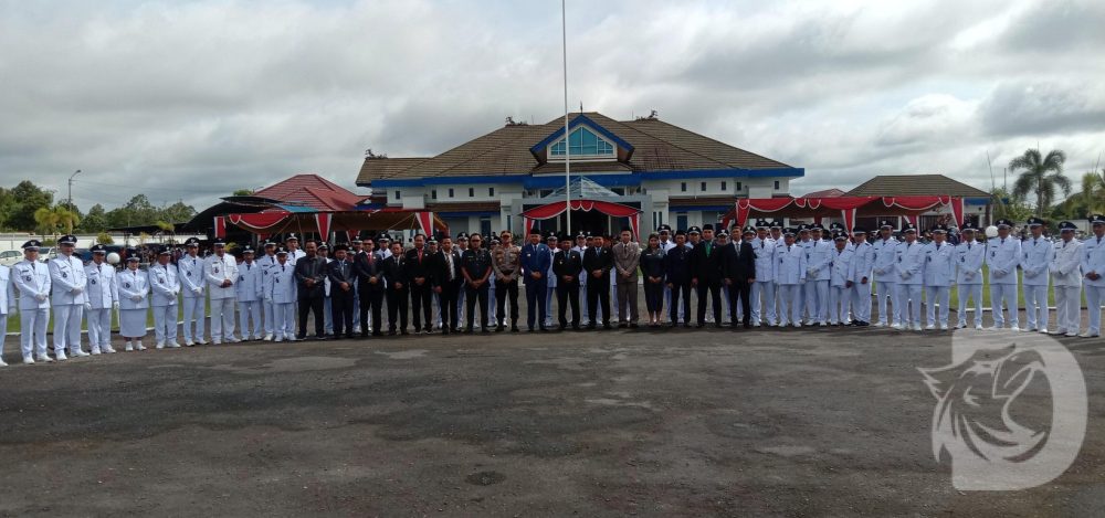 Bupati H. Dadi Sunarya UY bersama Forkopimda Melawi, Usai Pengambilan sumpah jabatan 49 kepala desa melakukan foto bersama (Foto DNID Media)