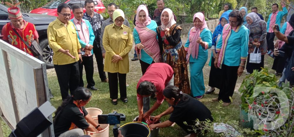 Ketua Dewan Kerajinan Nasional Daerah (Dekranasda) Kalimantan Barat (Kalbar), Lismaryani Sutarmidji mengunjungi Galeri Tenun Ikat Cintamani Keninjal di Jalan Prawindo Gg Mawar Sharon Nanga Pinoh Kabupaten Melawi (DNID)