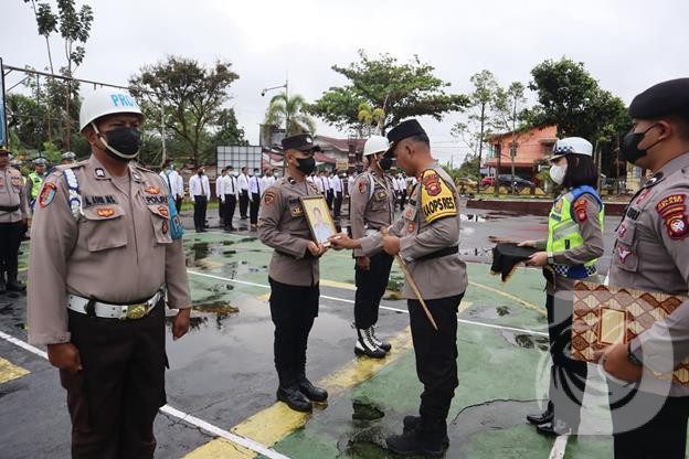 Kapolres Melawi AKBP Muhammad Syafi’i memimpin pelaksanaan upacara Pemberhentian Tidak Dengan Hormat (PTDH) dari Dinas Polri (Ist-dok)