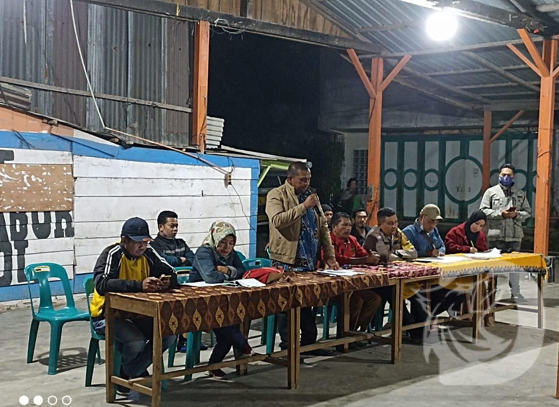 Ket foto : kepala desa gongsol Jon pomen Surbakti saat memberikan kata sambutan saat rapat.(ist)