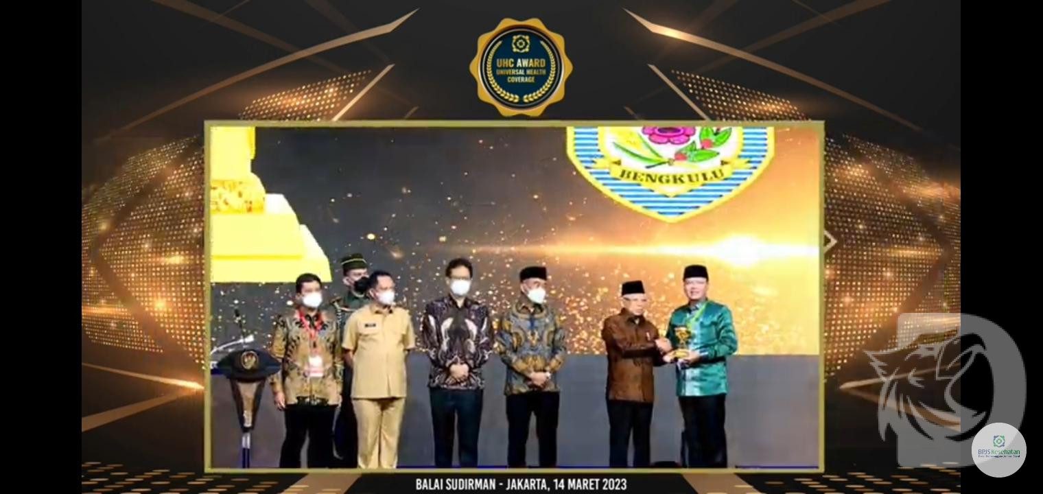 Ket foto: wakil presiden RI saat memberikan penghargaan.(ist)