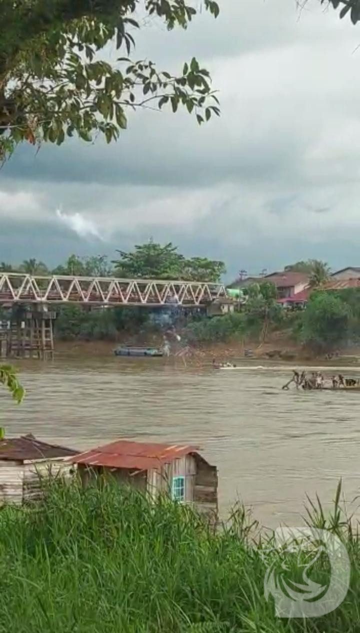 Aksi perang petasan dan kembang api kembali terjadi di Jembatan Sungai Pinoh 