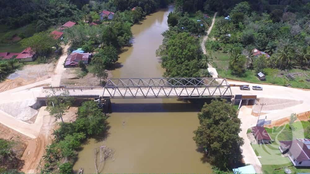 Jembatan yang melintasi Sungai Belimbing di Desa Nanga Keberak, kecamatan Belimbing 