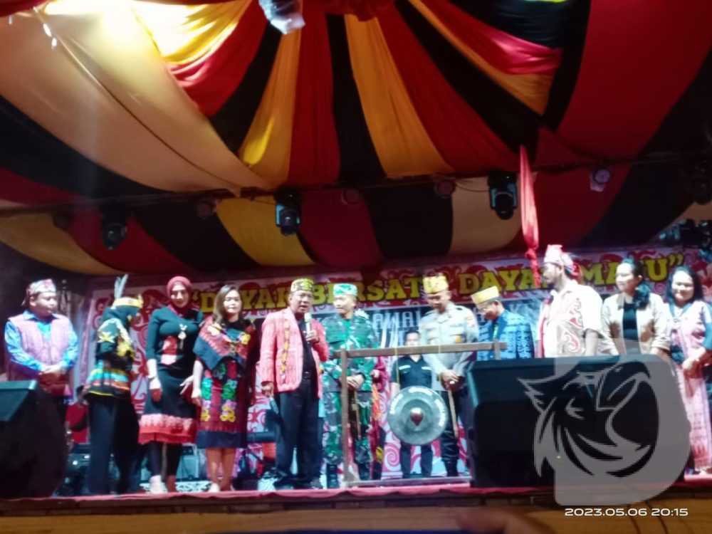 Pekan Gawai Dayak (PGD) Kabupaten Melawi ke-XV secara resmi ditutup oleh Kluisen, Wakil Bupati Melawi yang ditandai dengan pemukulan gong sebanyak 15 kali