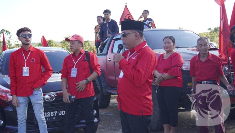 rombongan DPC PDI Perjuangan dipimpin oleh Ketua DPC PDI Perjuangan Melawi, Kluisen didampingi Sekretaris, Indra Fahrudi dan didampingi para pengurus DPC, PAC, Ranting , dan Anak Ranting, Sayap Partai, Badan serta Bacaleg PDI Perjuangan 2024 ke KPU Melawi 