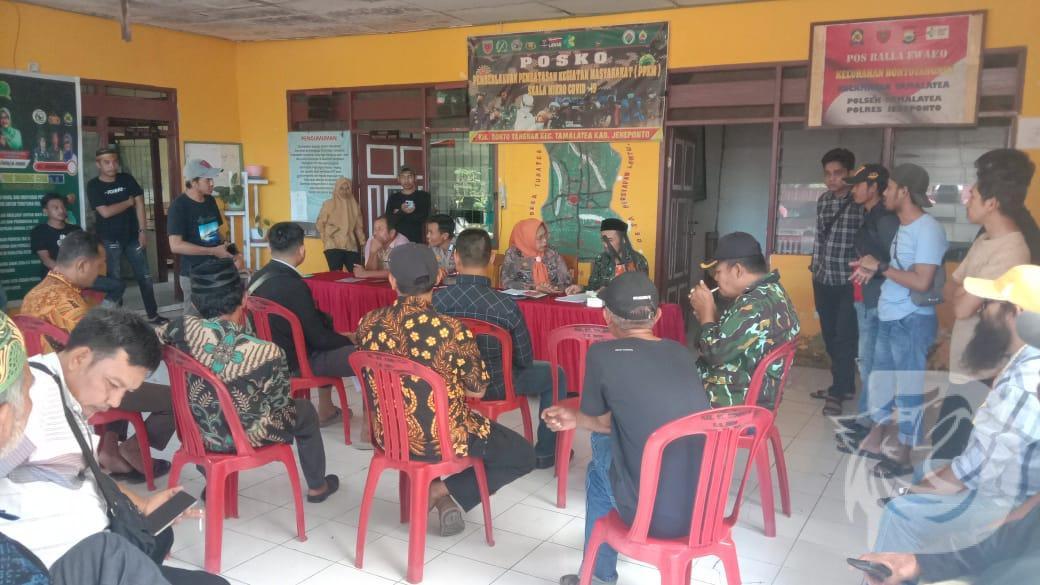 Warga Pammanjengang Saat meminta klarifikasi pungli yang dilakukan oknum ASN Kantor Lurah Bontotangnga (Nasrullah Patha/Kabarselatan.id)