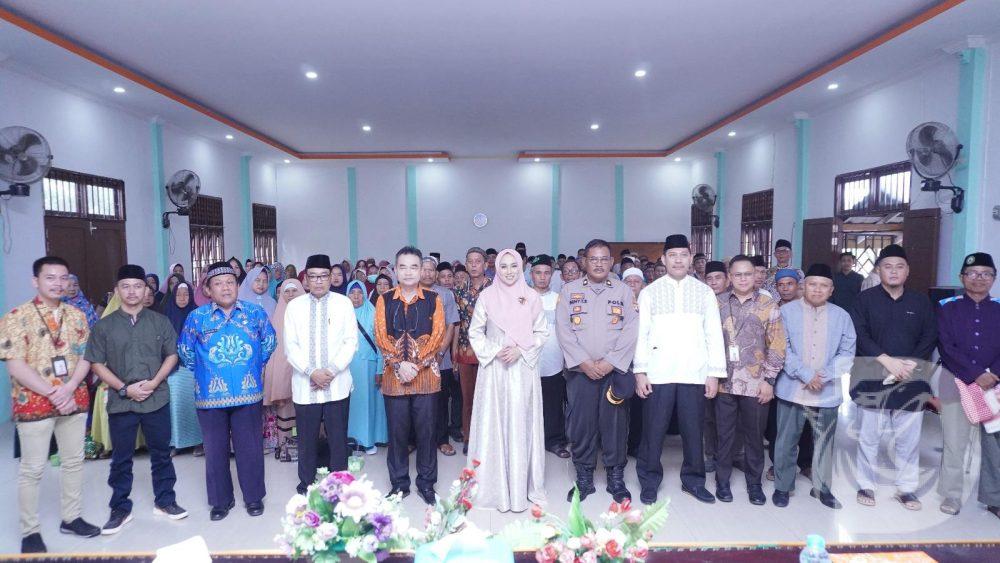 Usai membuka acara, Sekdakab Melawi, Paulus mewakili Bupati Melawi membuka kegiatan Bimbingan Manasik Haji Tingkat Kabupaten dan Gabungan Kecamatan Se-Kabupaten Melawi Tahun 1444 H/ 2022 M di Aula Kementerian Agama Kabupaten Melawi 