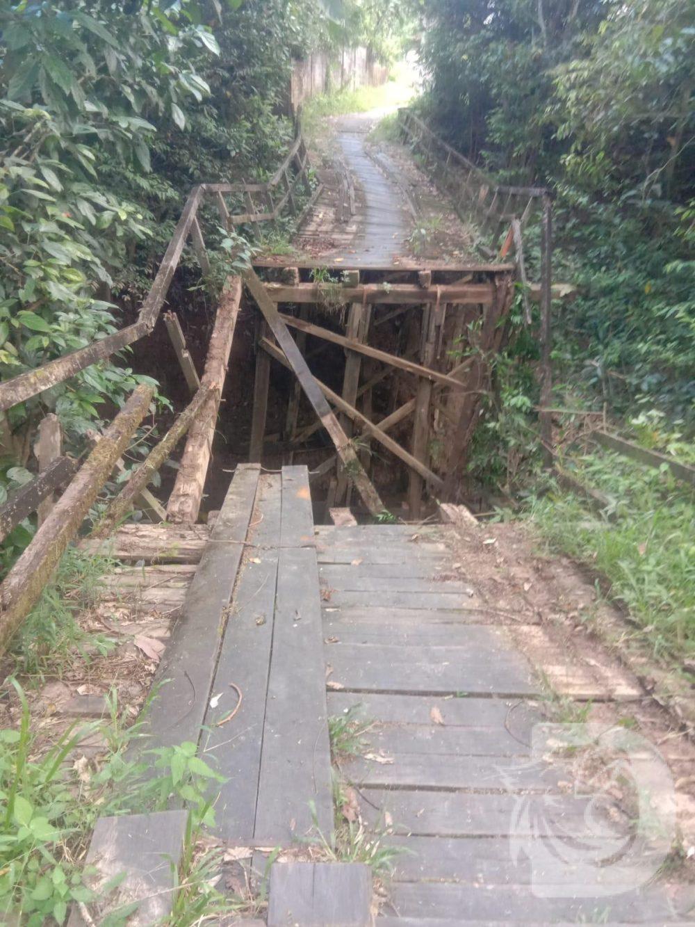 Jembatan penghubung antara dua Dusun Sibau Permai dan Dusun Nusa Indah Desa Kenual Kecamatan Nanga Pinoh ambruk. (Ist)