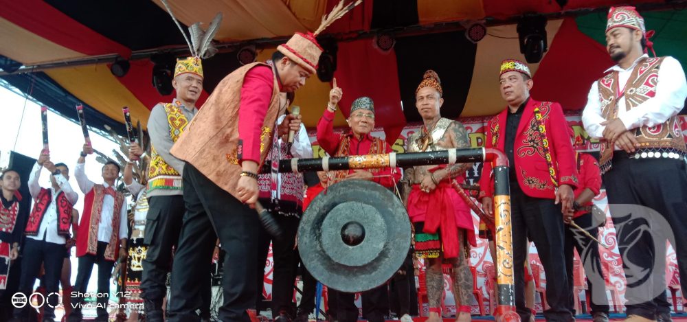 Pekan Gawai Dayak ke-XV Kabupaten Melawi dibuka secara resmi oleh Ketua Komisi V DPR RI, Lasarus. Pembukaan ditandai dengan pemukulan gong sebanyak lima belas kali