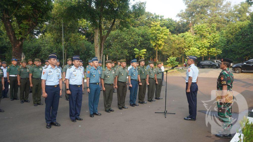 Kaskogabwilhan III Marsda TNI DR. Budhi Achmadi, M.Sc., mengambil apel pagi personel Kogabwilhan III. (Foto-Ist)