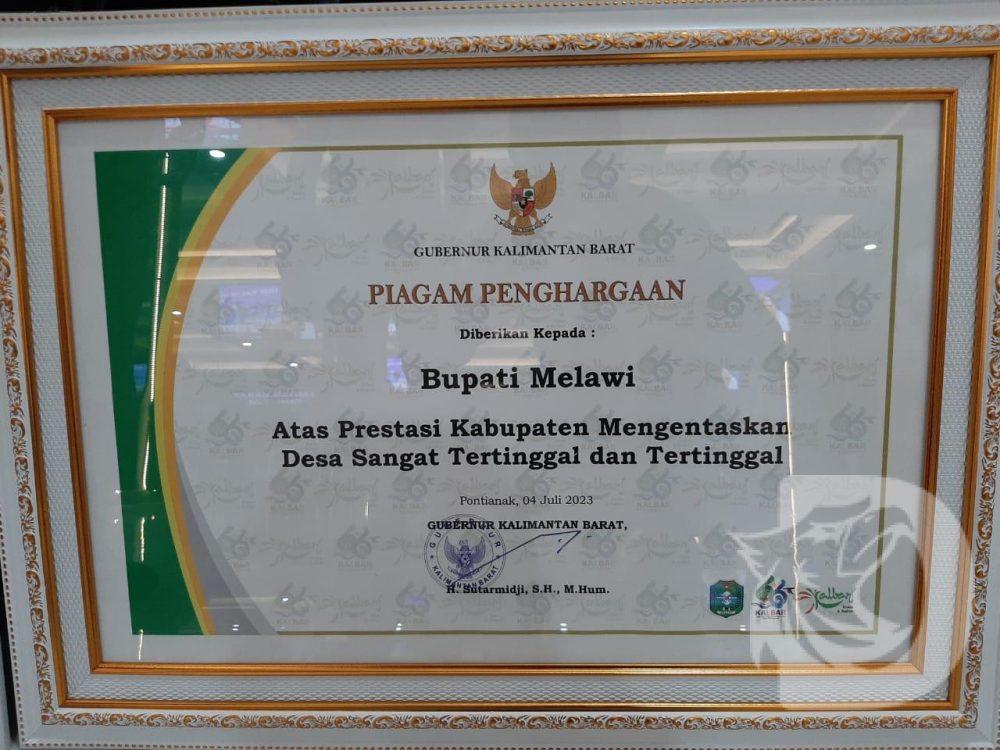 piagam penghargaan kepada Bupati Melawi atas Prestasi Kabupaten Mengentaskan Desa Sangat Tertinggal dan Desa Tertinggal dari Gubernur Kalimantan Barat.(Ist)