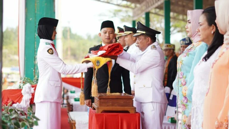 -Wakil Bupati Melawi, Kluisen menjadi inspektur upacara (irup) penurunan Bendera Merah Putih pada upacara peringatan HUT ke-78 RI (Foto Ist/dok Humas)