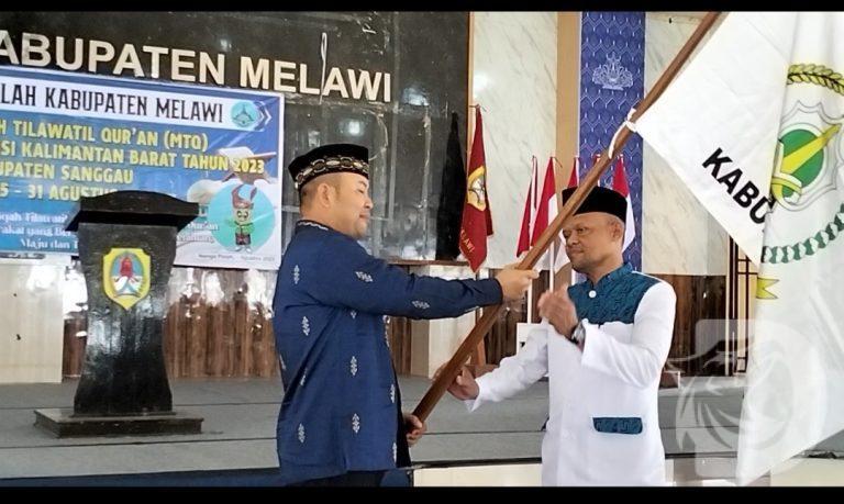 Pelepasan kafilah MTQ dilakukan Bupati Melawi H Dadi Sunarya Usfa Yursa yang ditandai dengan penyerahan bendera kafilah kepada wakil ketua Kafilah Kabupaten Melawi H Arif Santoso (Ist)