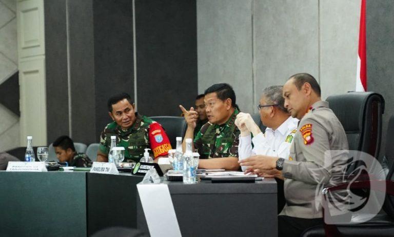 Panglima TNI Laksamana TNI Yudo Margono, S.E., M.M. saat memipin Rapat Koordinasi Penanggulangan Kebakaran Hutan dan Lahan (Karhutla)