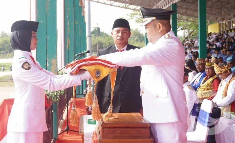 Bupati Melawi H. Dadi Sunarya UY, bertindak sebagai Inspektur Upacara ( Ft, Ist-dok Humas)