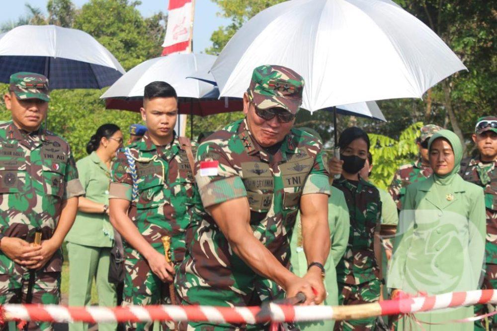 Danrem 121/Abw Brigjen TNI Luqman Arief, bersama Ketua Persit KCK Koorcab Rem 121 PD XII Tanjungpura Ny. Mia Luqman Arief mendampingi Pangdam XII/Tpr, Mayjen TNI Iwan Setiawan, beserta Ketua Persit KCK Daerah XII/Tpr, Ny. Beti Iwan Setiawan dalam kunjungan kerjanya di wilayah Kodim 1206/Psb (Ft,dok)