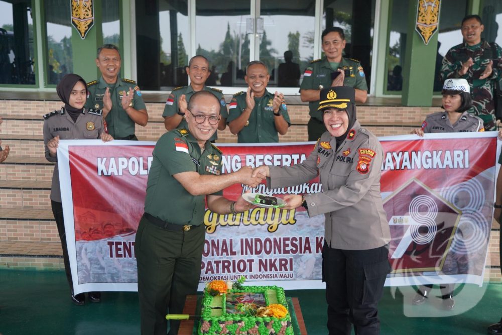 -Sinergisita TNI-Polri diperlihatkan Polres Snitang yang dipimpin Wakapolres Sintang Kompol Firah Meydar Hasan beserta rombongan dengan mendatangi Makorem 121/Abw (ft-dok)