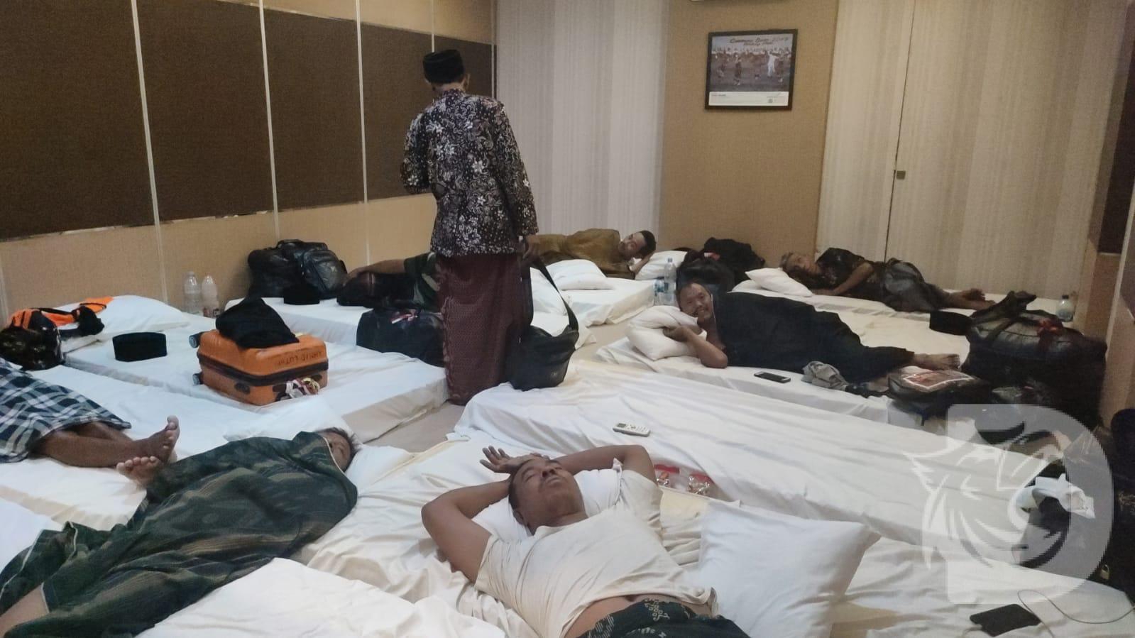 Puluhan Jama'ah Umroh Terlantar di Bandara Juanda, diberangkatkan CHATour Travel / M9