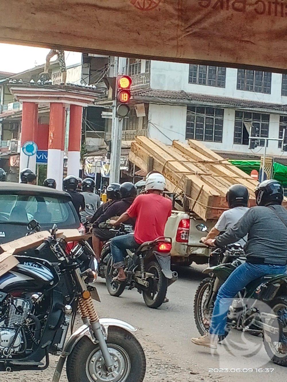 Kendaraan jenis mobil Pick up bermuatan kayu olahan bebas melintas di Jalan dalam kota Nanga Pinoh