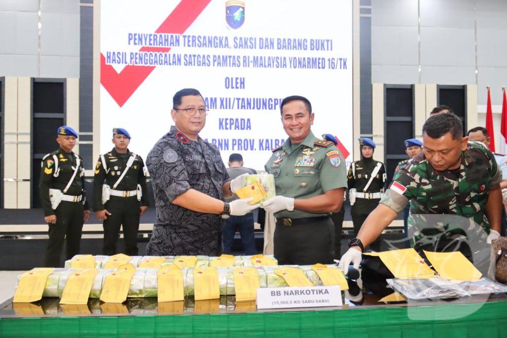 Pangdam XII/Tanjungpura Mayjen TNI Iwan Setiawan kembali menyerahkan tersangka, saksi dan barang bukti kepada Kepala BNNP Kalbar Brigjen Pol. Drs. Sumirat Dwiyanto (Dok, Ist)