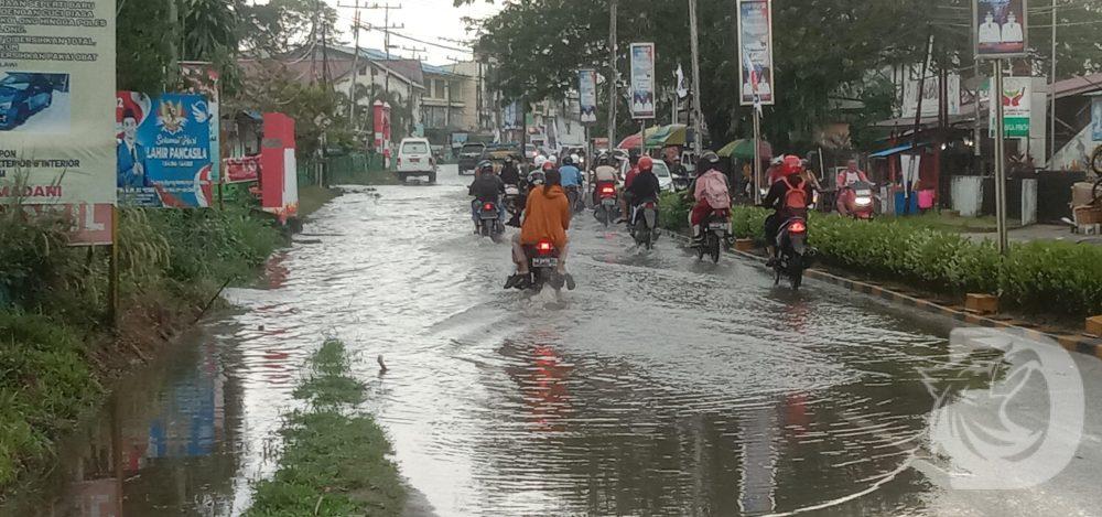 Ruas jalan Juang kota Nanga Pinoh terendan banjir, saat hujan, Selasa (10/10/2023) sore