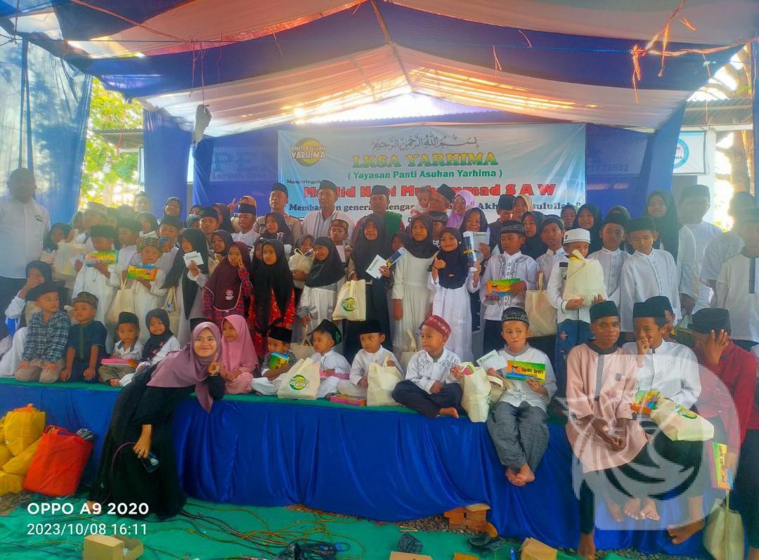 Mubaligh Bripka Mustaqim Romli, S.Psi, SH, berbagi santunan kepada anak Yatim dan Lansia / C9