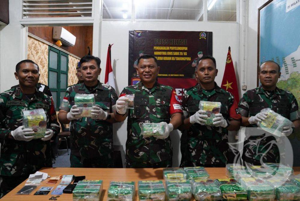 Danrem 121/Abw Brigjen TNI Luqman Arief Selaku Dankolakops Rem 121/Abw menggelar Press Release penggagalan penyeludupan narkotika jenis Sabu sebanyak 21 kg (dok, Ist)