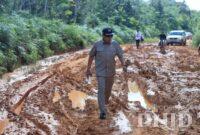 Ketua Komisi V DPR RI, Lasarus melakukan kunjungan kerja Reses untuk melihat langsung pembangunan Jalan Jembatan Melawi II - Sungai Raya - Natai Panjang dengan dana sebesar 38,6 Miliar melalui Instruksi Presiden (Inpres) Tahun 2023 di Desa Manding, Kecamatan Pinoh Utara, Kabupaten Melawi Kalimantan Barat.