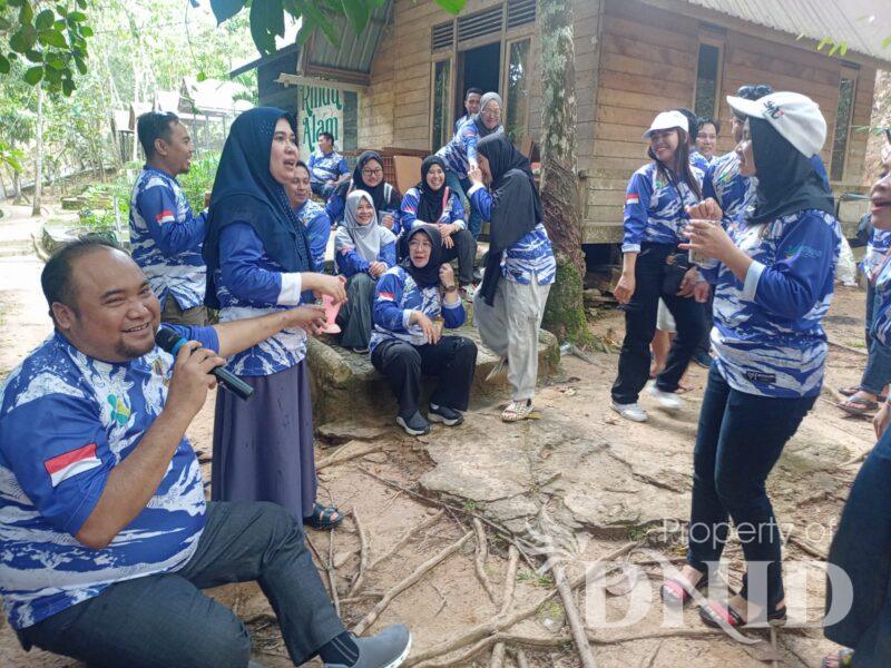 Keluarga besar Dinas Kesehatan (Dinkes) Kabupaten Melawi di awal tahun 2024 ini menggelar kegiatan family gathering.