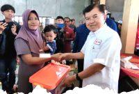 Jusuf Kalla Ketua PMI Serahkan Bantuan Kepada Warga Dampak Korban Banjir