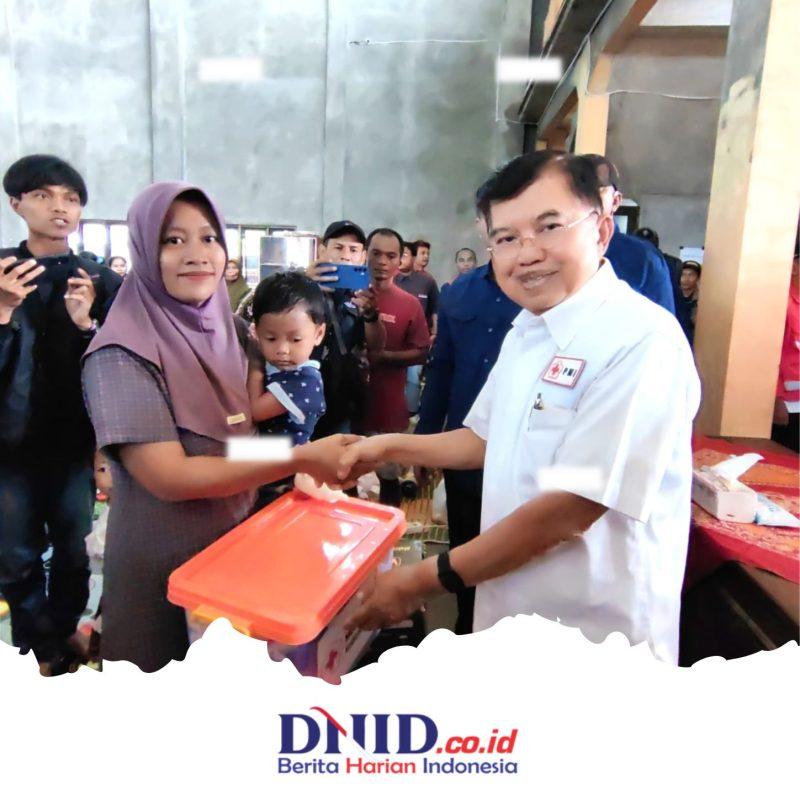 Jusuf Kalla Ketua PMI Serahkan Bantuan Kepada Warga Dampak Korban Banjir