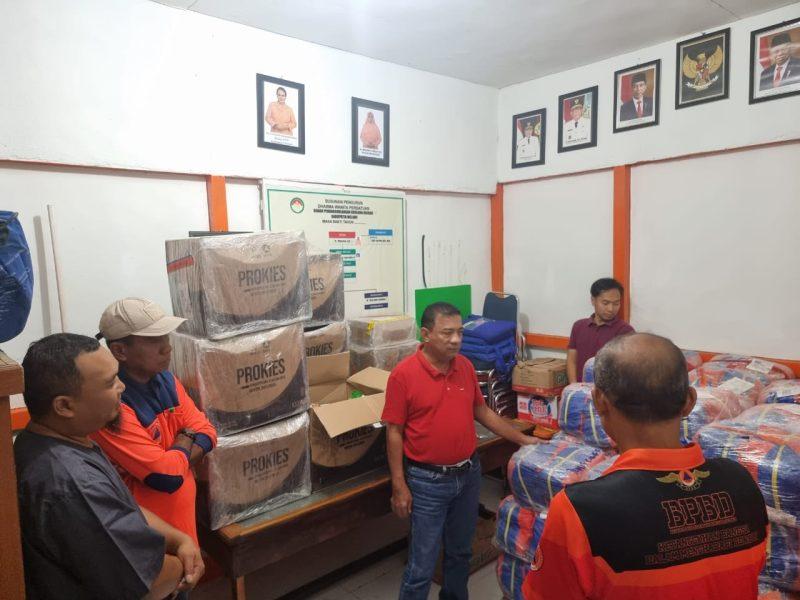 Wabub saat mengecek langsung gudang logistik bantuan untuk masyarakat terdampak banjir